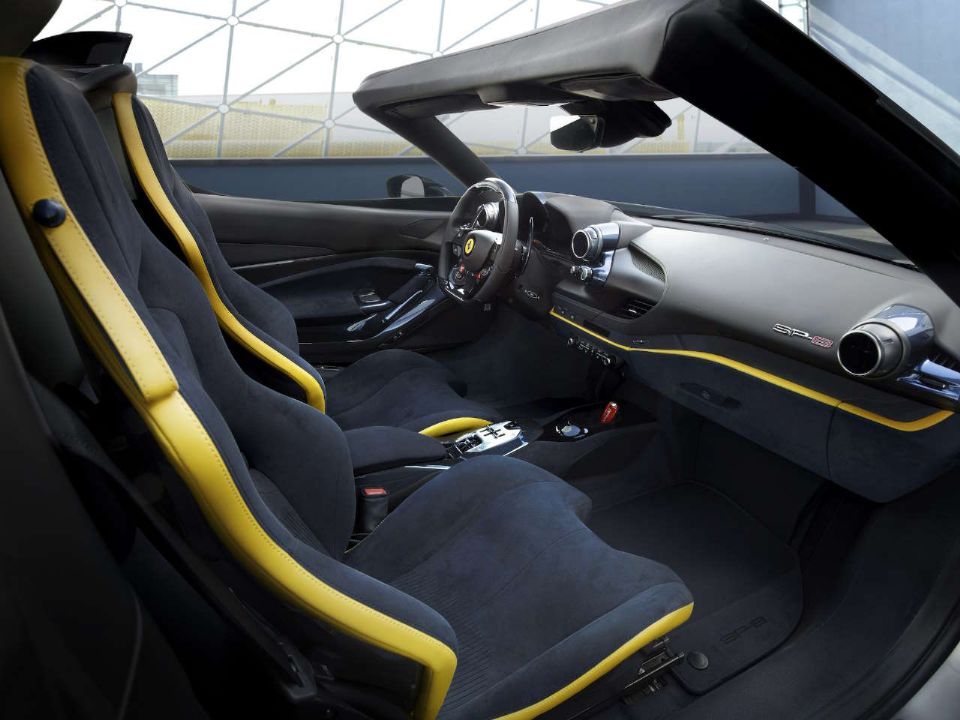 O interior do SP-8 foi personalizado ao gosto do comprador e integra um câmbio de Fórmula 1